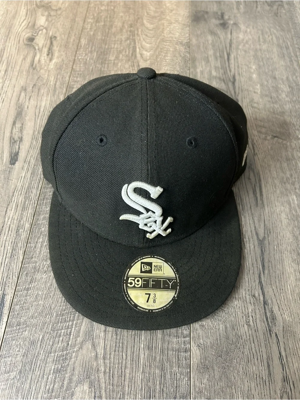 New Era Black Chicago White Sox Fitted Cap with White Logo 7 3/8